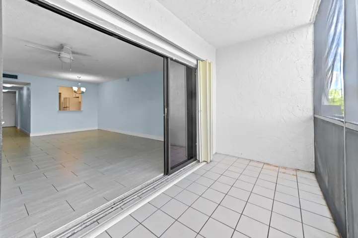 23 Balcony 02
