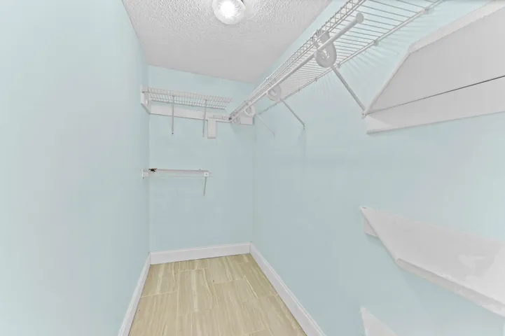 21 Closet 01