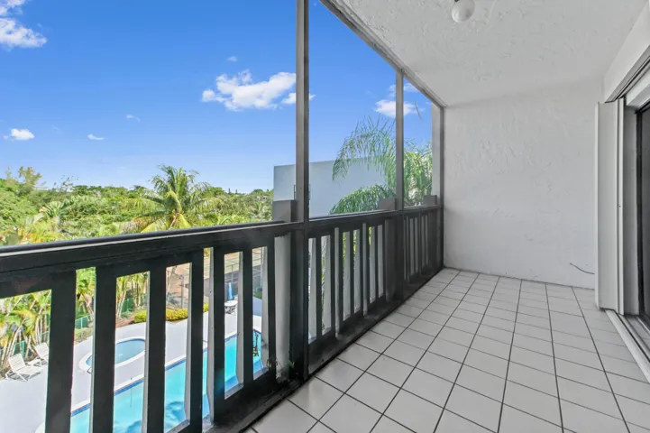 22 Balcony 01