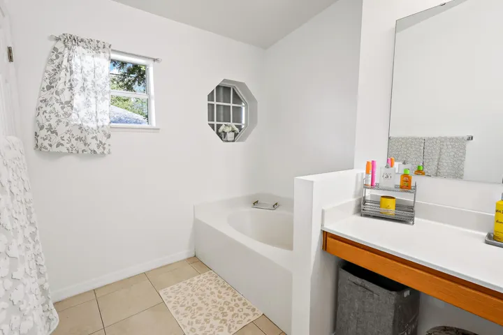 MASTER BATHTUB