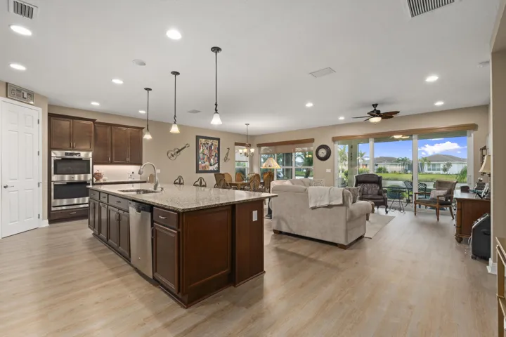 Open Living Area w/ 10' Ceilings