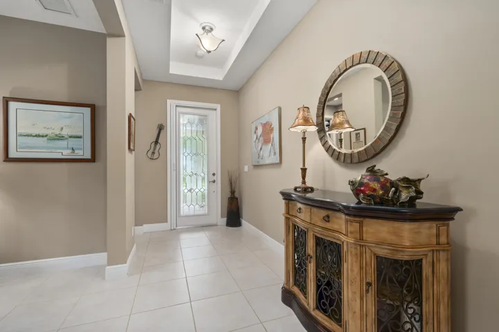 10' High Ceilings with Tray Ceiling Entryway