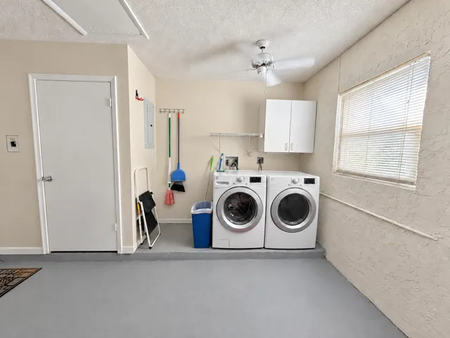 Rug-free laundry room with seamless gray
