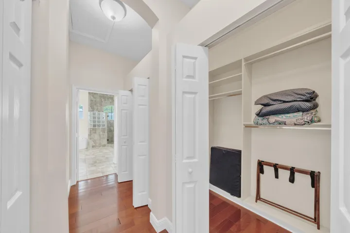 10 Walk-In Closet (2)