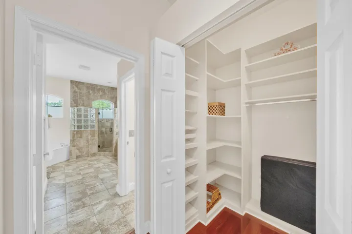 10 Walk-In Closet (4)