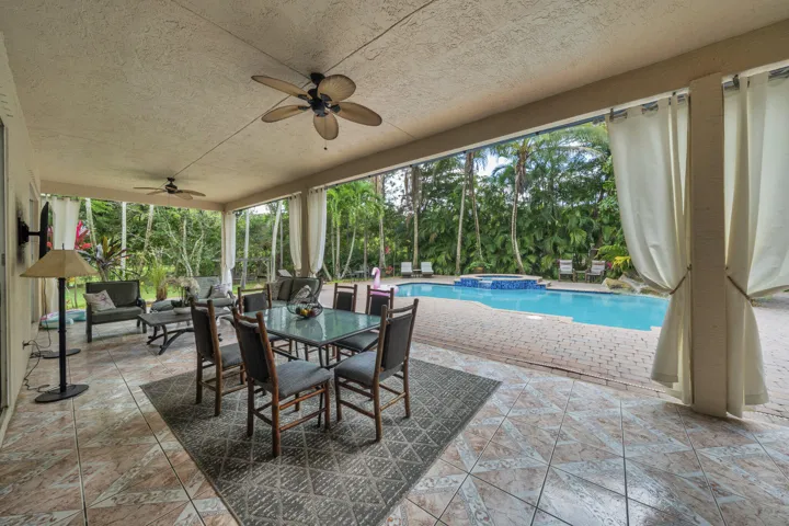 20 Pool Deck (2)