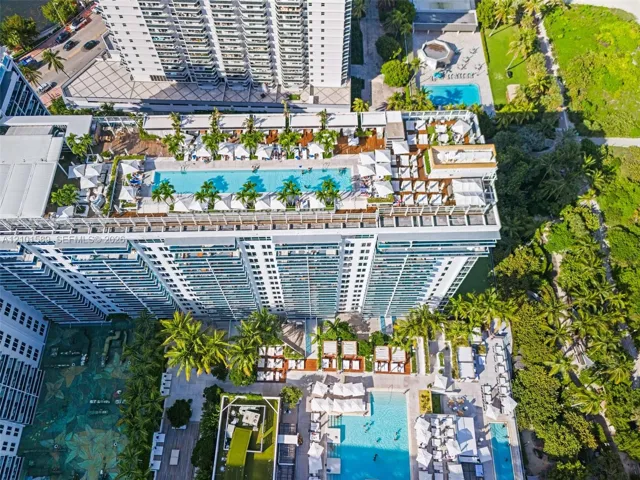 Rooftop Pool and Restaurant: Watr