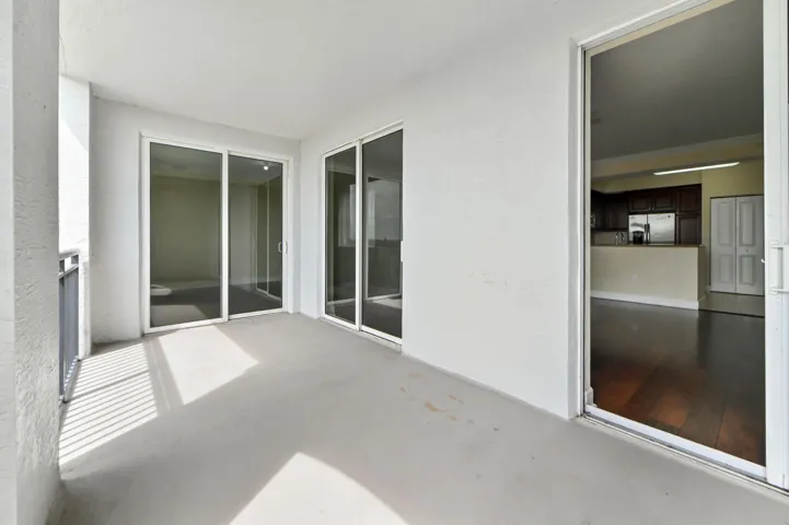27 Balcony 03
