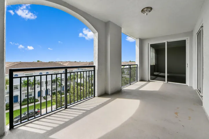 25 Balcony 01