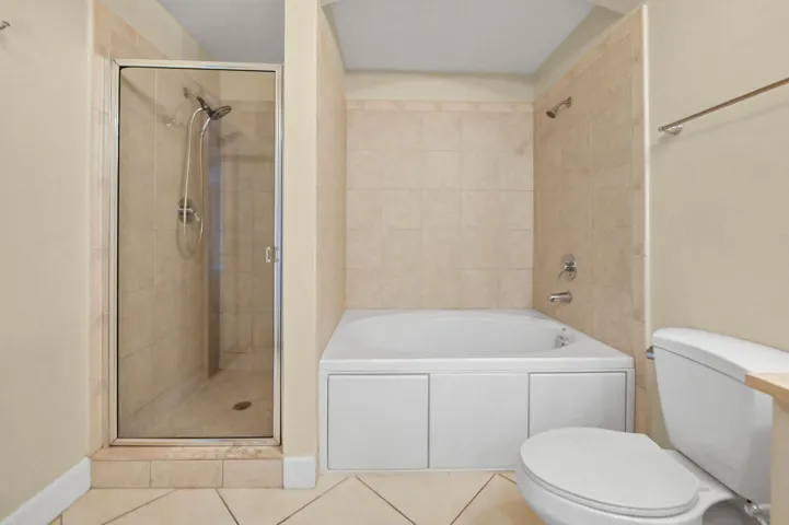 12 Bathroom 012