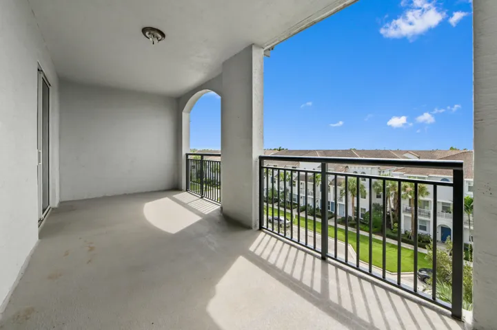26 Balcony 02