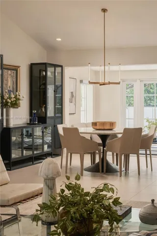 A look to the dining room.
