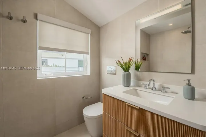 Modern Shared Bathroom with Tub/Shower combo