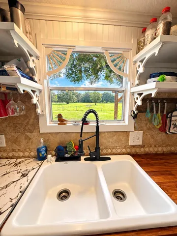 Bright Farmhouse Sink with Countryside V