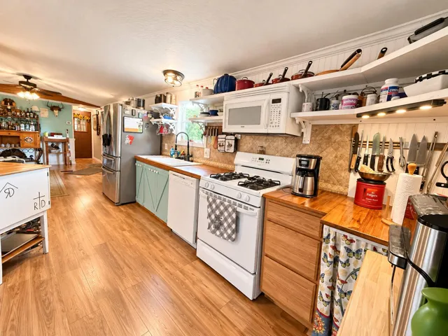 Bright Cozy Farmhouse Kitchen