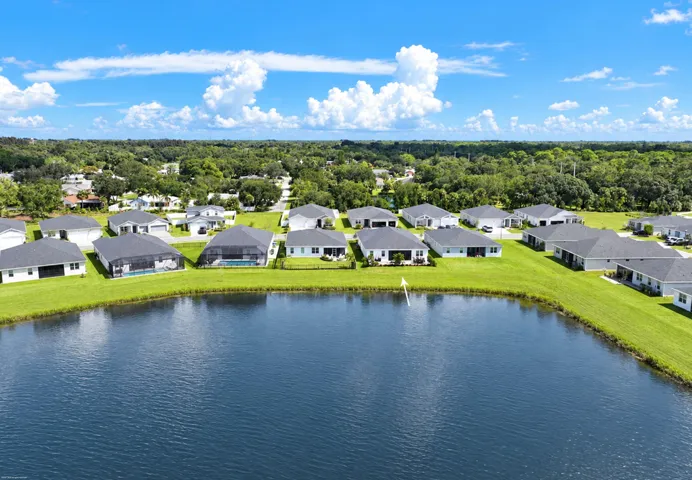 Aerial of the lake and the Hampton Park setting