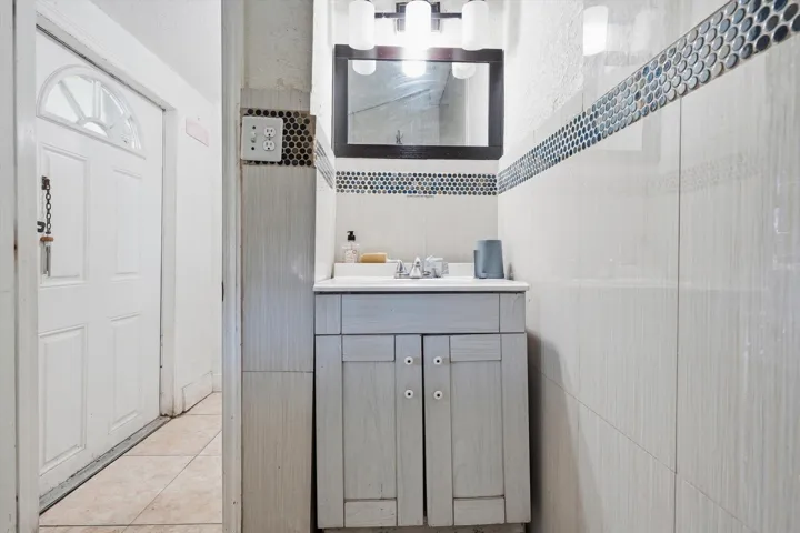 20-1023 N 25th Ave_020