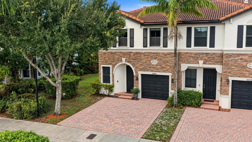 Townhouse 4244 with clean driveways