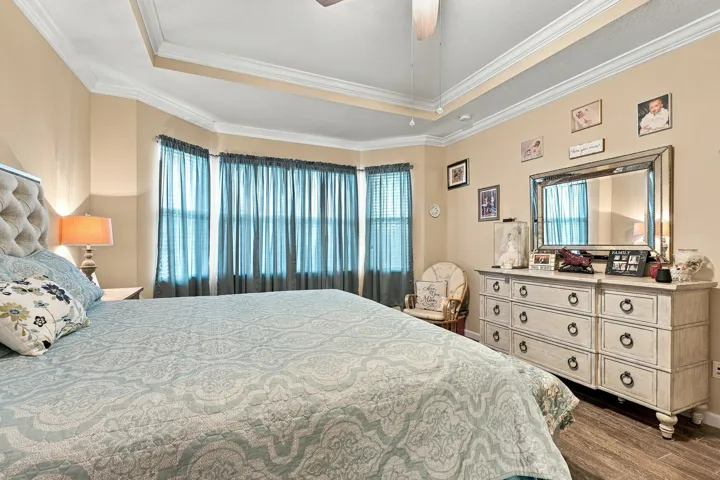 21_primary bedroom