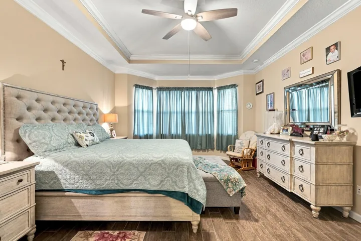 19_primary bedroom
