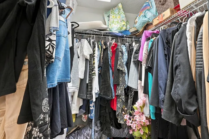 Walk-In-Closet