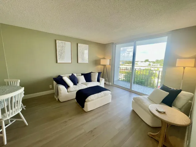 Living/Dining Area