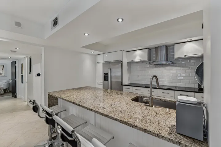 Kitchen Island sits 4 people