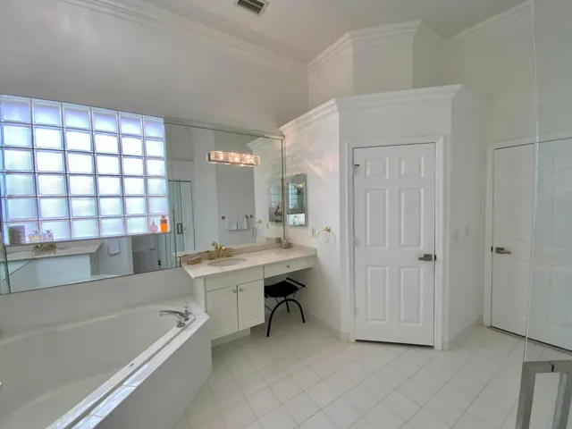 7200 Demedici 3bd 2231sq ft