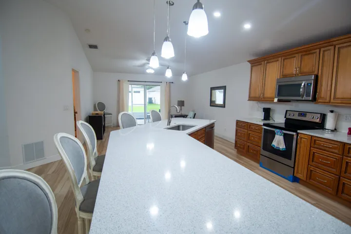 Kitchen and Breakfast Bar