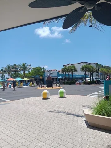 Lauderdale by the sea downtown.. Short walk too the condo