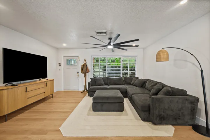 160 SE 9th Street, Pompano
