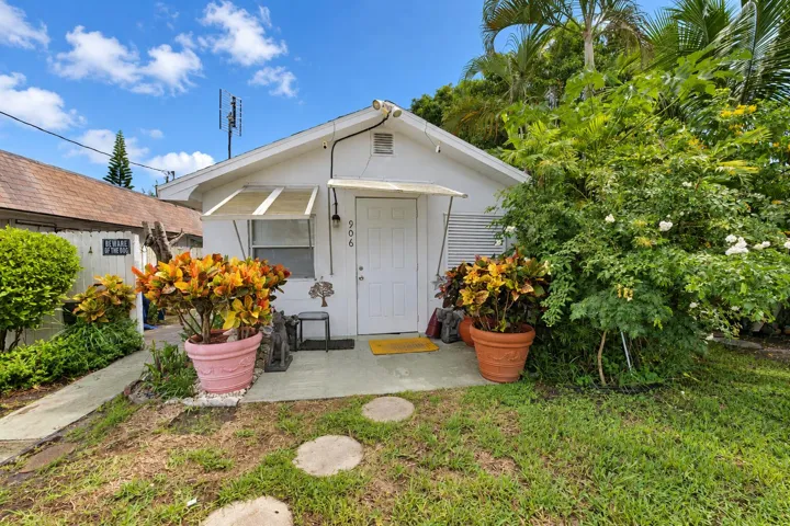 906 front of house
