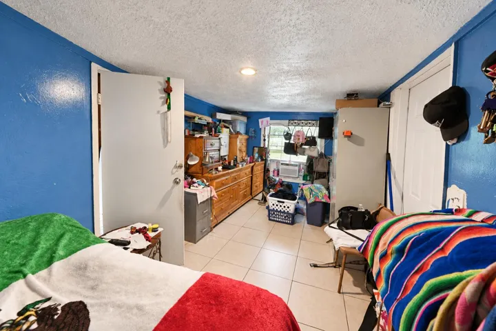 906 Florida Room 3