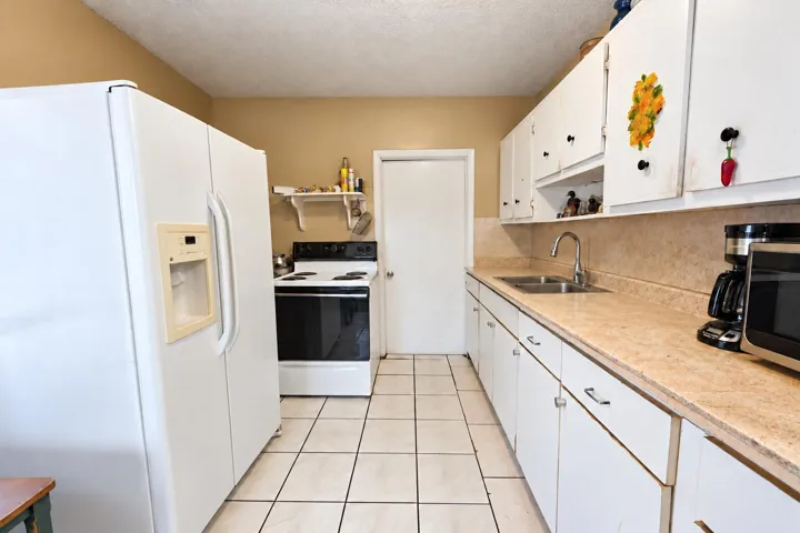 906 Kitchen 3