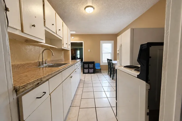 906 Kitchen 2