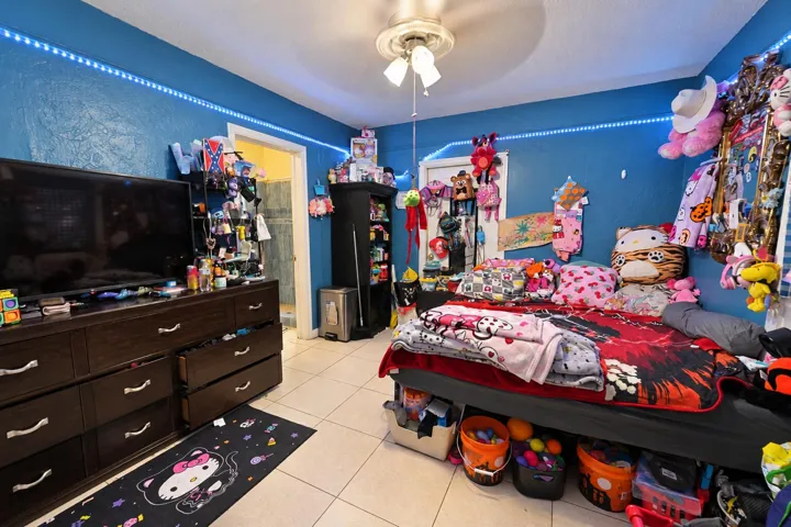 906 Primary bedroom