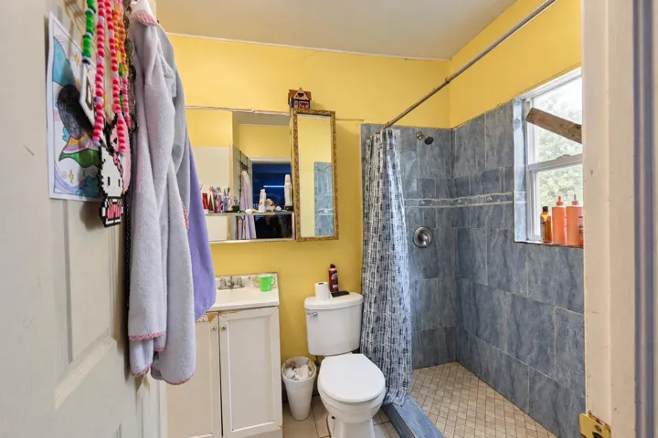 906 Primary bath