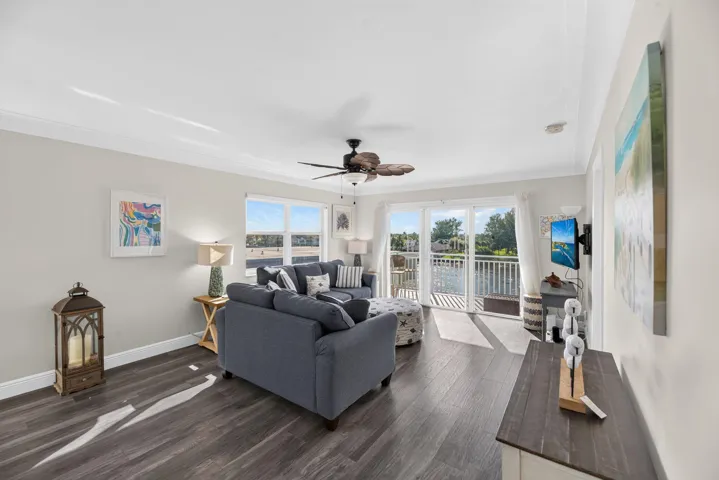 30-web-or-mls-Living Room 6