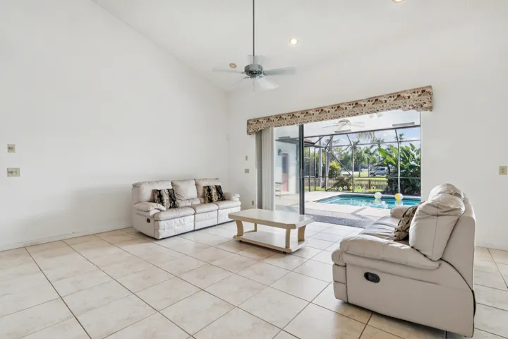 Large, brgiht and airy living overlooking the pool and lake