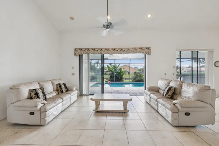 Large, brgiht and airy living overlooking the pool and lake