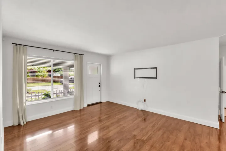 731 NE 49th St-29
