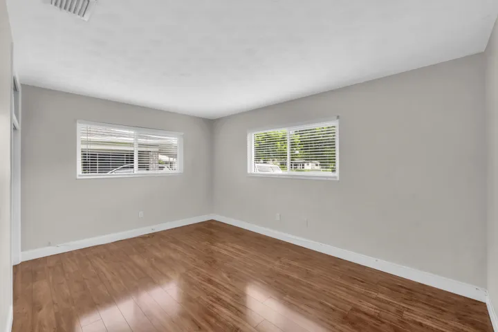 731 NE 49th St-17
