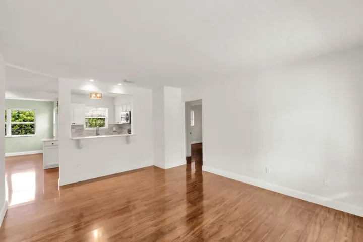 731 NE 49th St-28