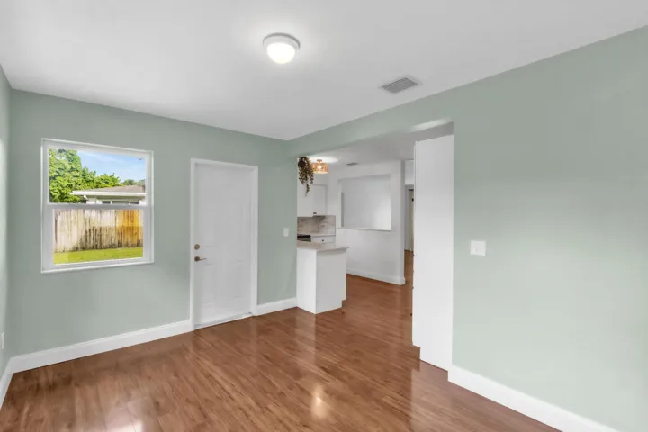731 NE 49th St-23