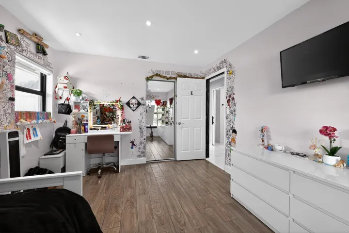 25_11423_Whisper_Sound_Dr-Bedroom-0016