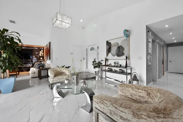 14_11423_Whisper_Sound_Dr-Living_room-00