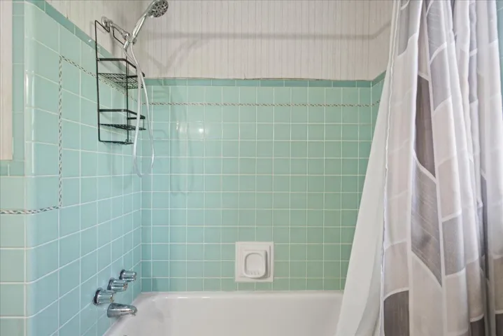 Second Bathroom Tub/Shower