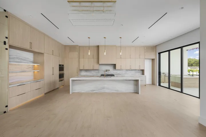 2921 dining-straight-shot-to-kitchen-sRG