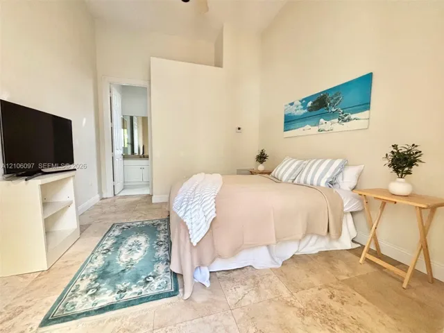 Guest bedroom/separate guest house