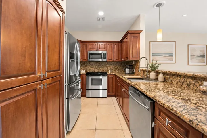 Warm coastal kitchen, thoughtfully style